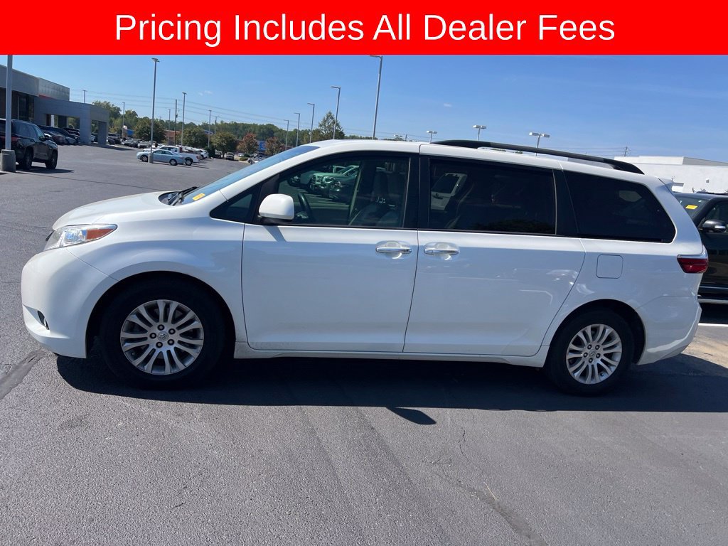 Used 2017 Toyota Sienna XLE FWD image 3