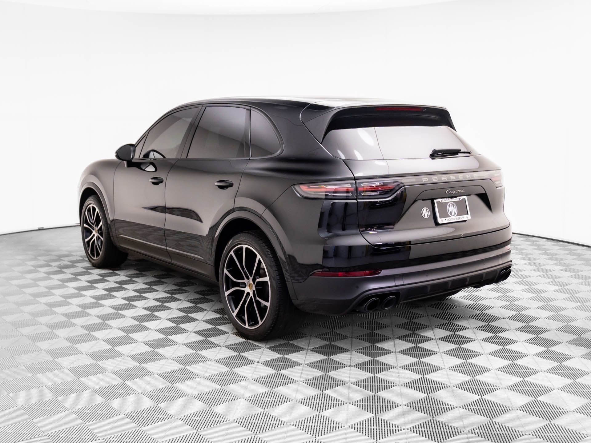 Certified 2023 Porsche Cayenne Platinum Edition image 3
