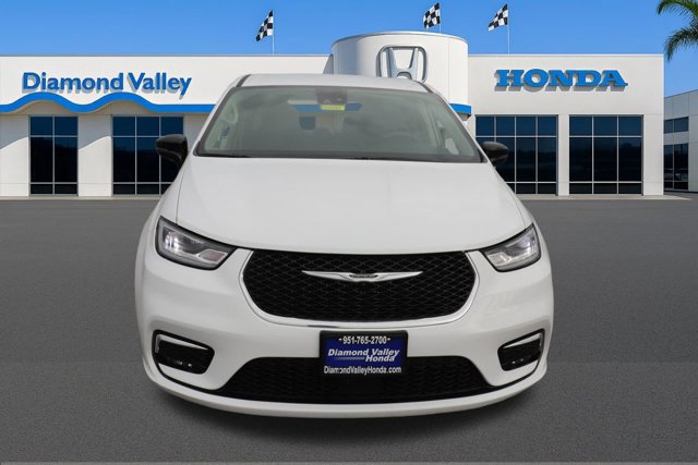 Used 2024 Chrysler Pacifica Select video 2