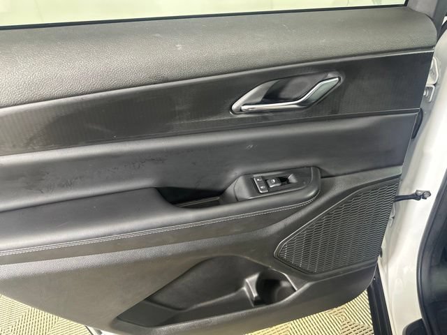 Used 2024 Jeep Grand Cherokee L Altitude AWD/4WD image 18