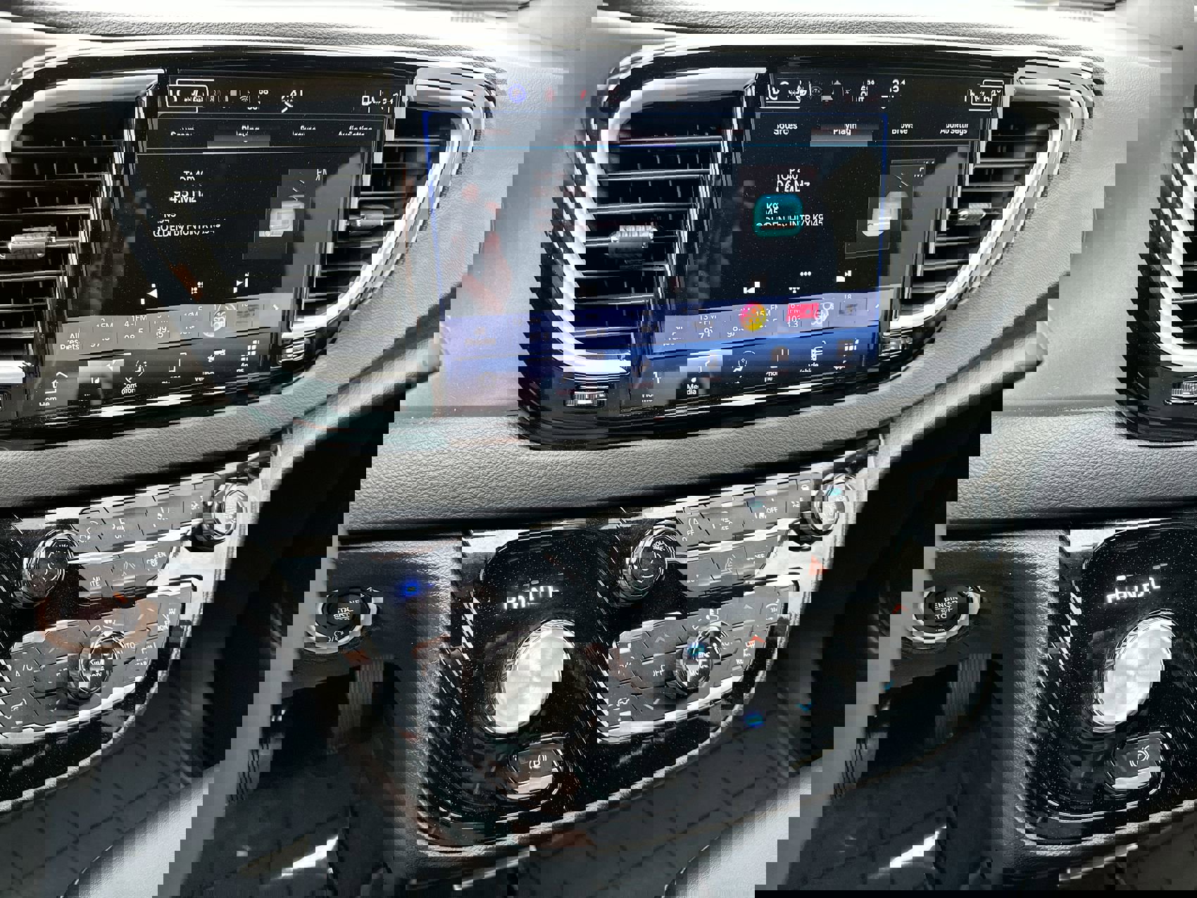 Used 2025 Chrysler Pacifica Select image 16