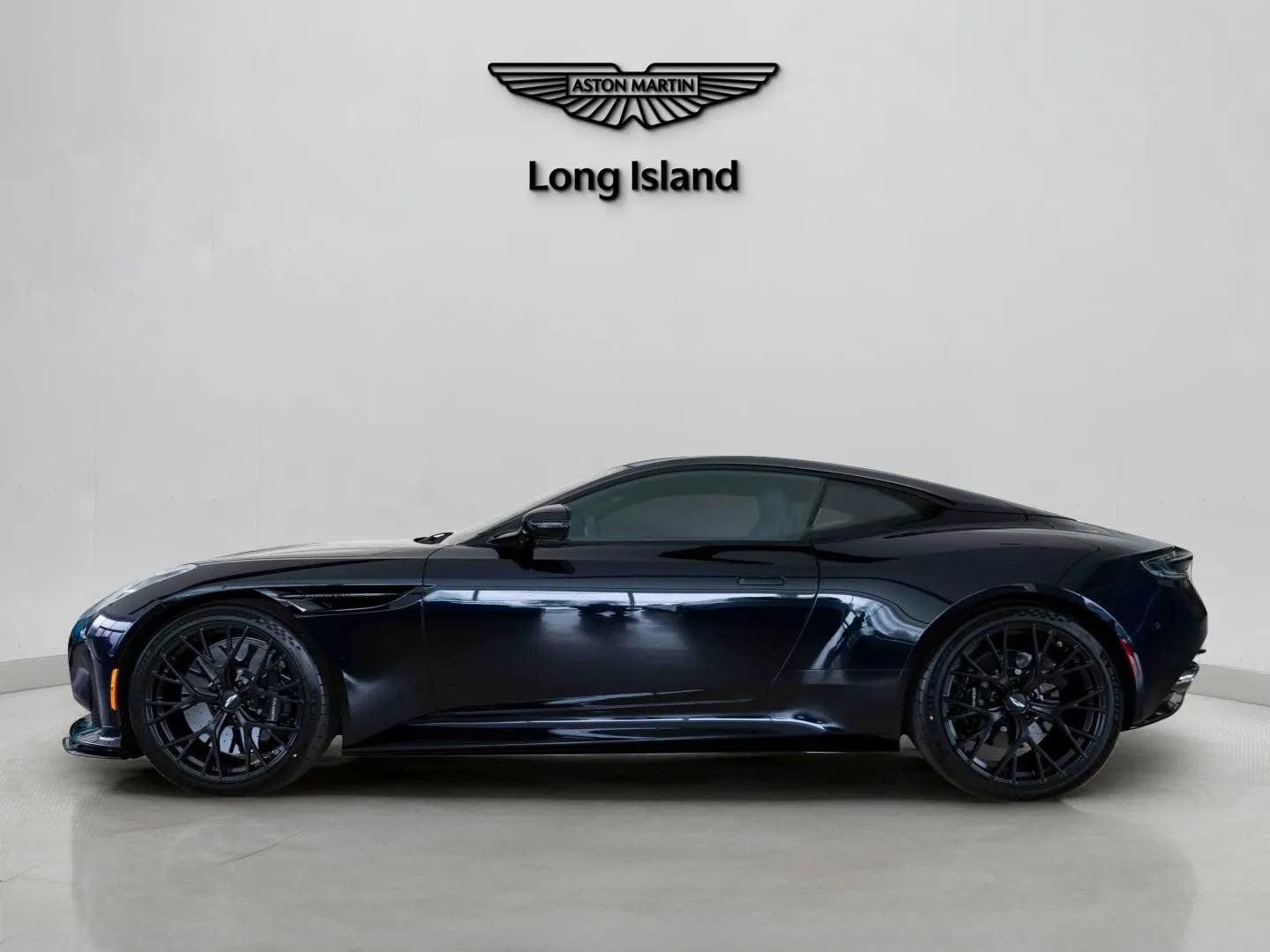 Used 2025 Aston Martin DB12 Coupe RWD image 3