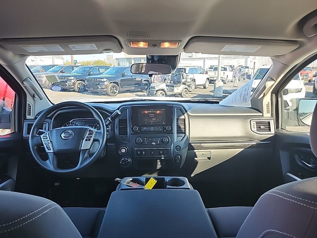 Used 2022 Nissan Titan SV AWD/4WD image 3