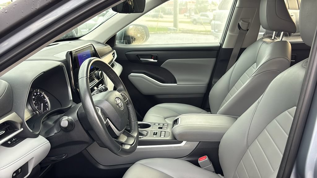 Used 2023 Toyota Highlander XLE AWD/4WD image 28