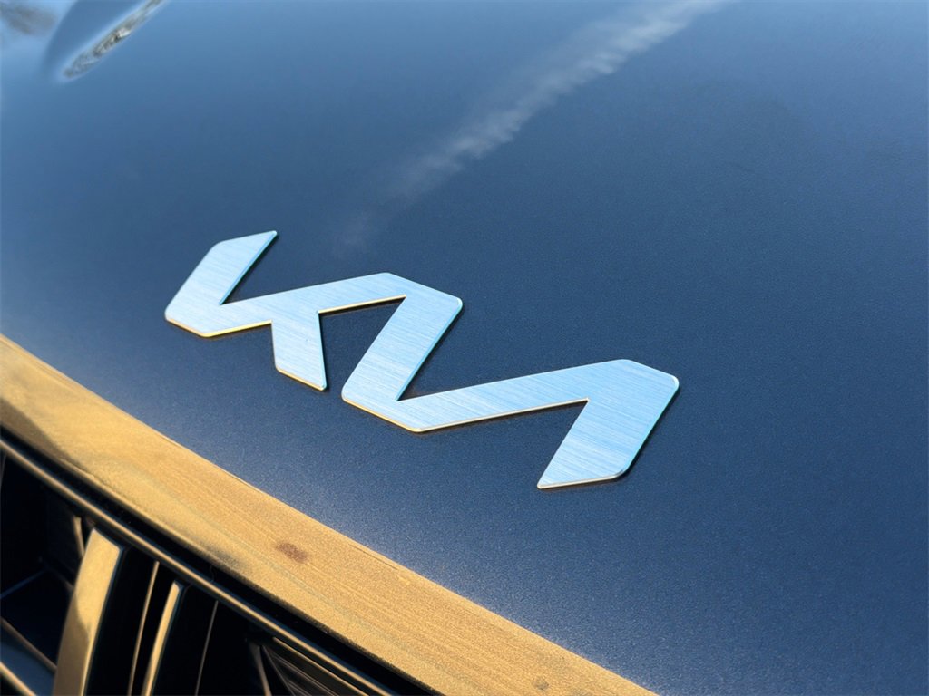 Used 2023 Kia Carnival LX image 13