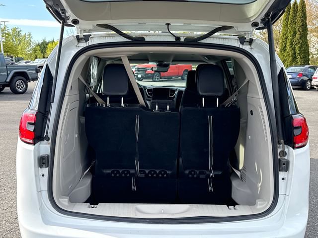 Used 2023 Chrysler Pacifica Touring-L FWD image 6