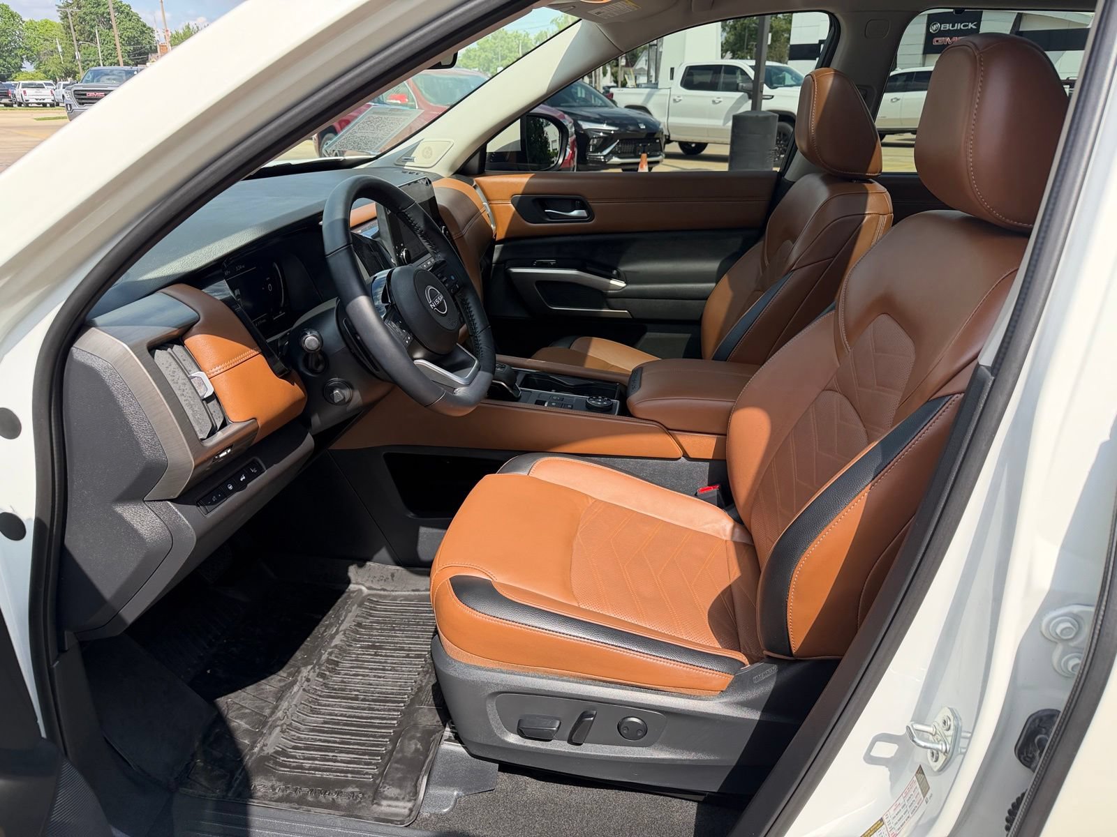 Used 2024 Nissan Pathfinder Platinum AWD/4WD image 4