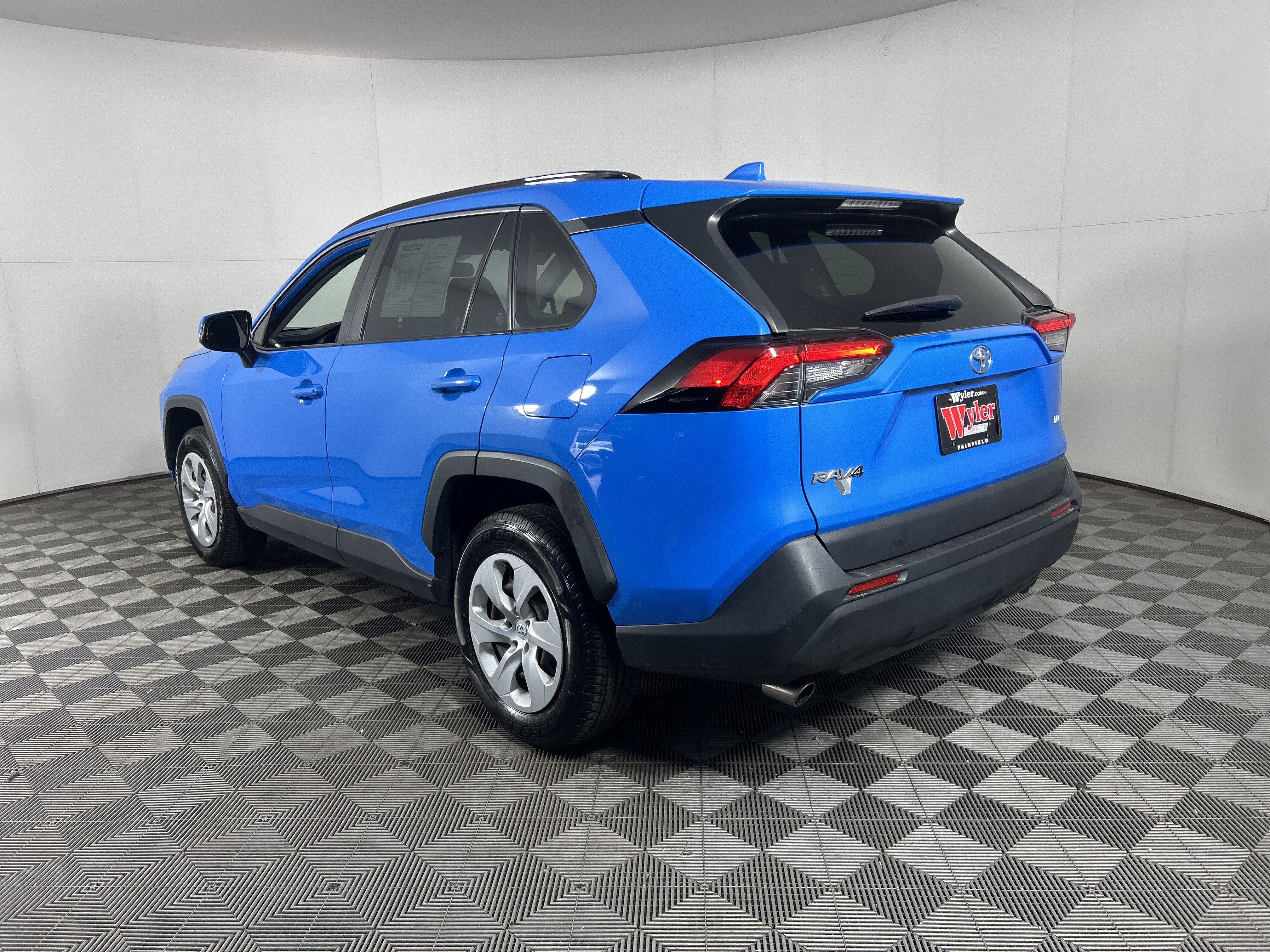 Used 2019 Toyota RAV4 LE image 5