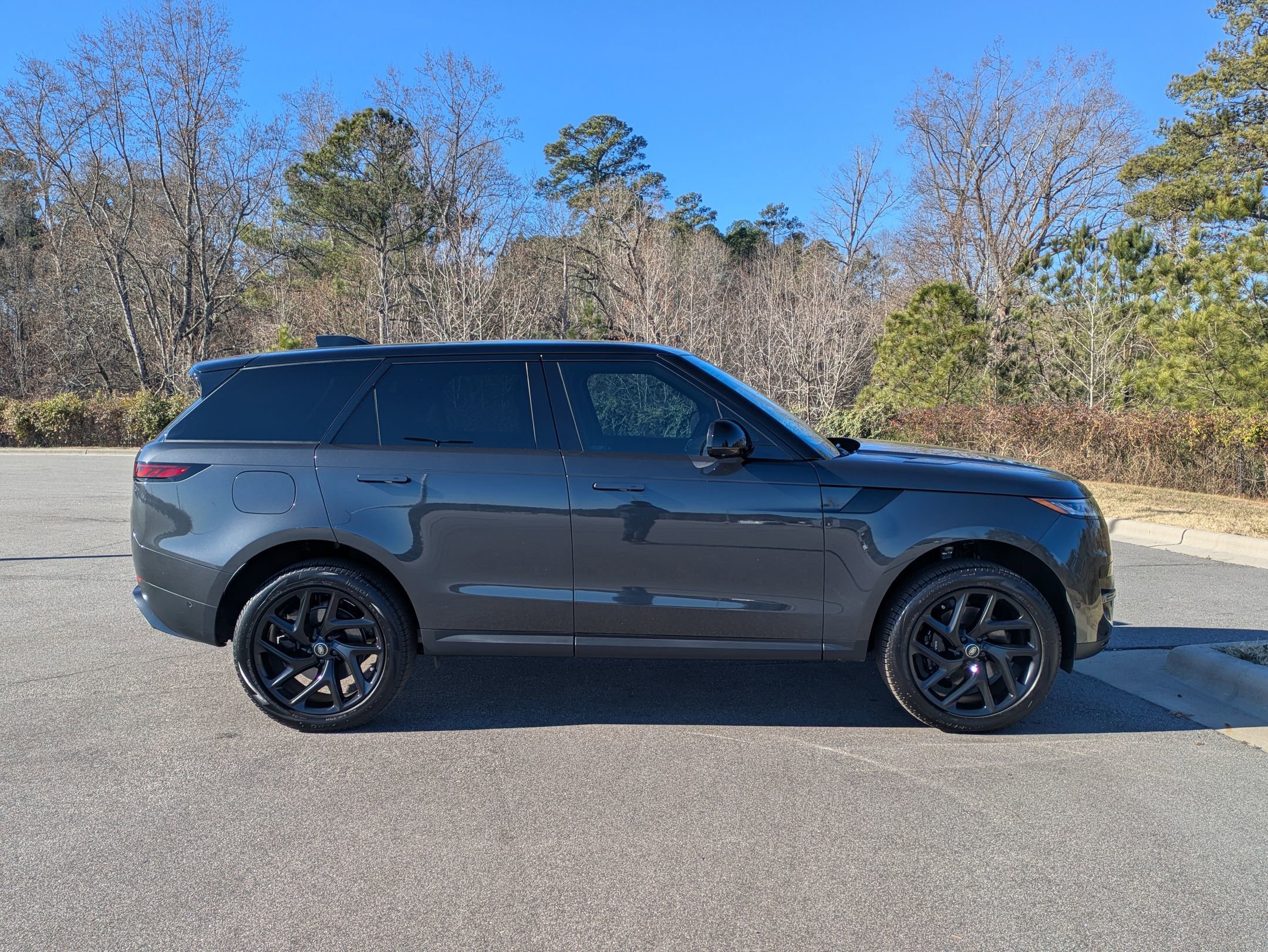 Used 2025 Land Rover Range Rover Sport SE image 4