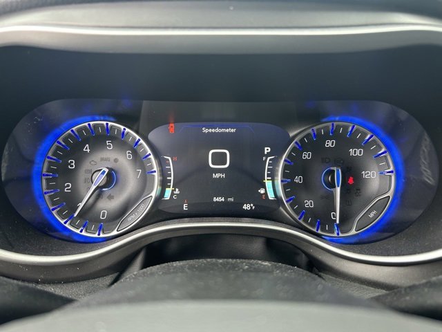 Used 2023 Chrysler Pacifica Touring-L image 2