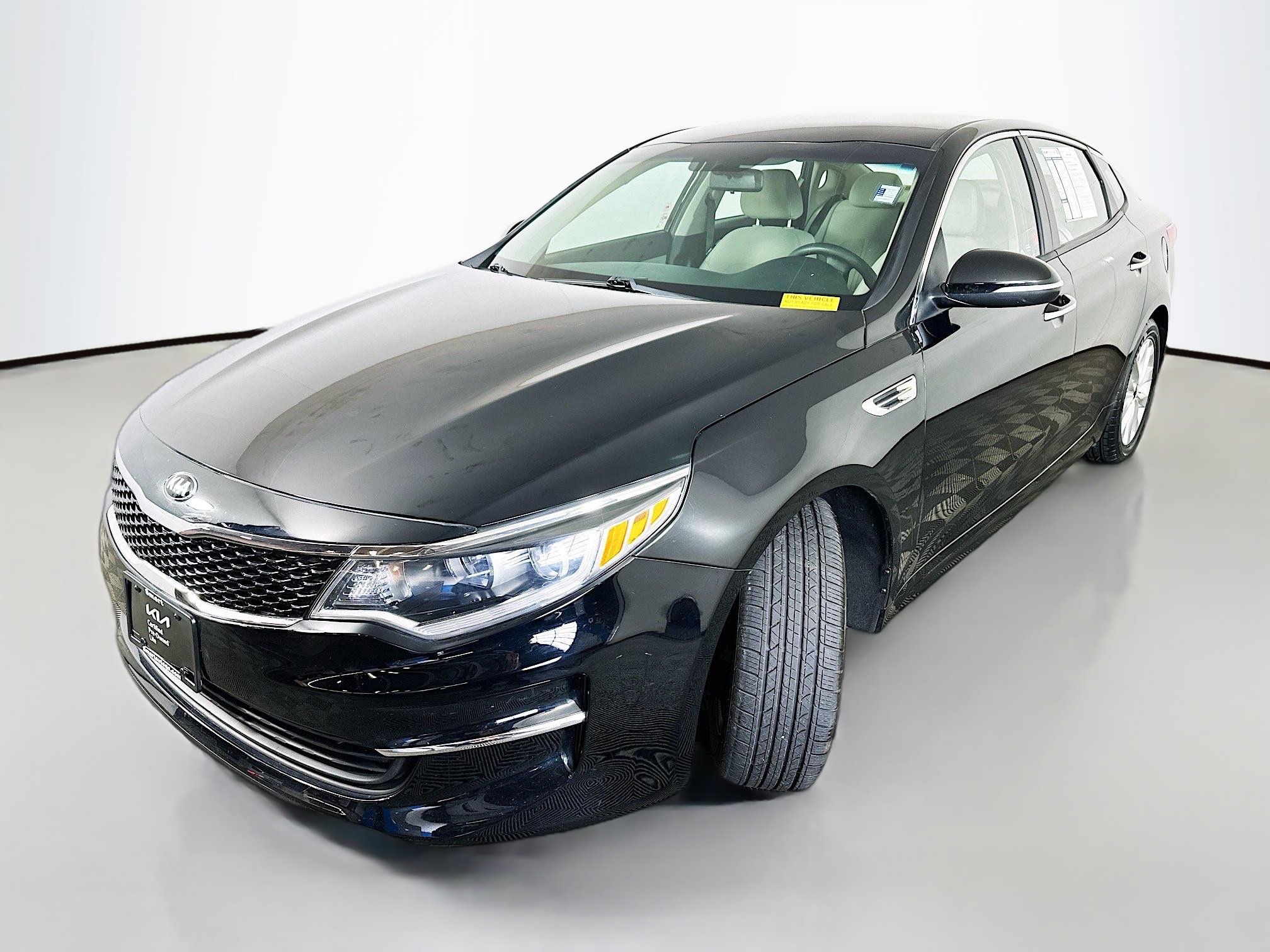 Used 2018 Kia Optima LX w/ 17" Alloy Wheels Package FWD image 3