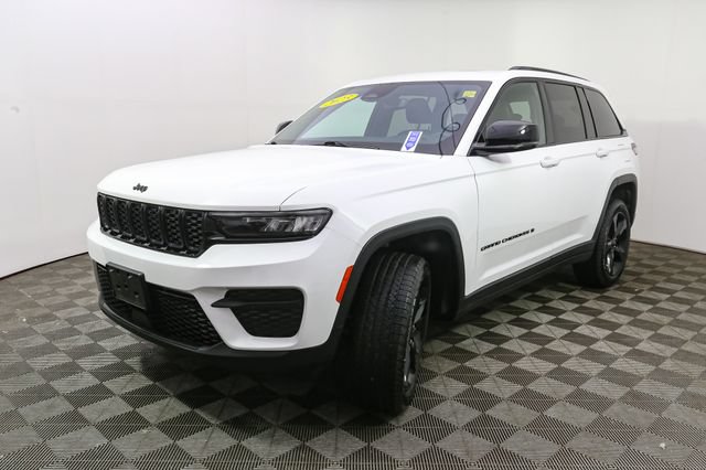 Used 2023 Jeep Grand Cherokee Altitude AWD/4WD image 5