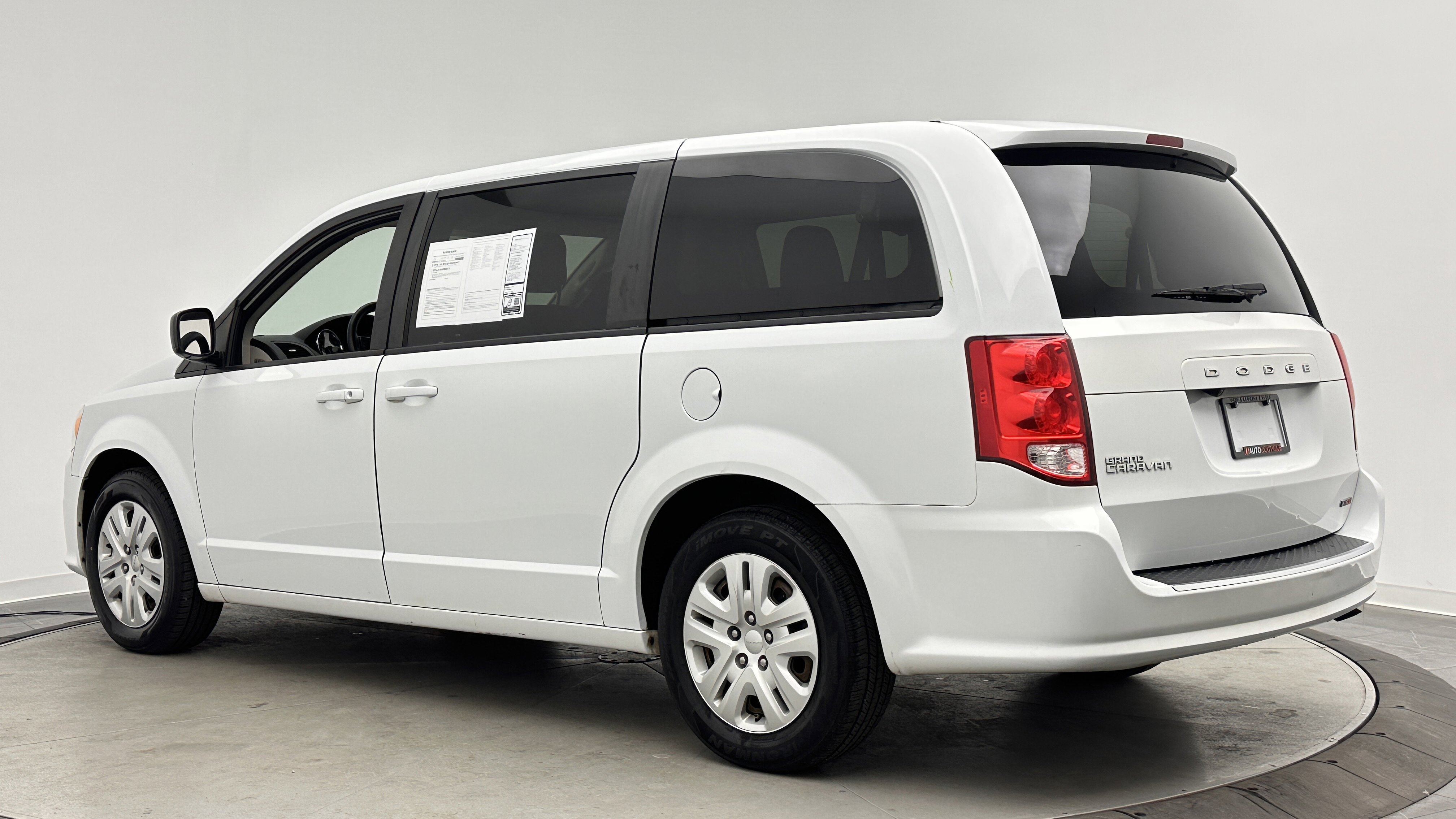 Used 2018 Dodge Grand Caravan SE FWD image 4