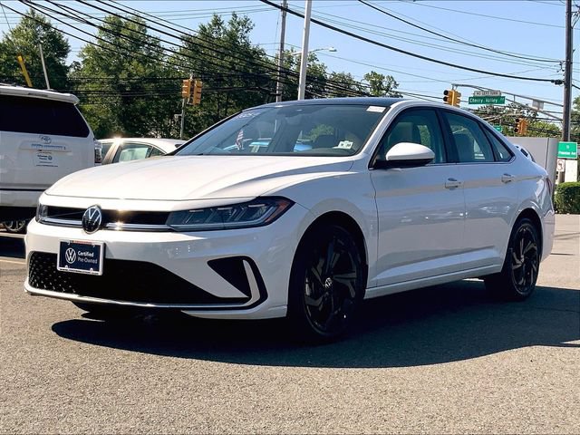 Used 2025 Volkswagen Jetta SE w/ Sunroof Package FWD image 2