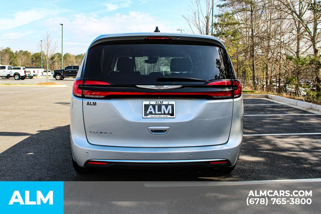 Used 2024 Chrysler Pacifica Touring-L image 11