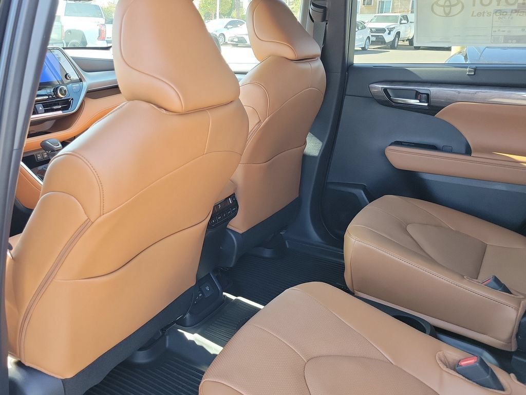 New 2026 Toyota Highlander Platinum AWD/4WD image 15