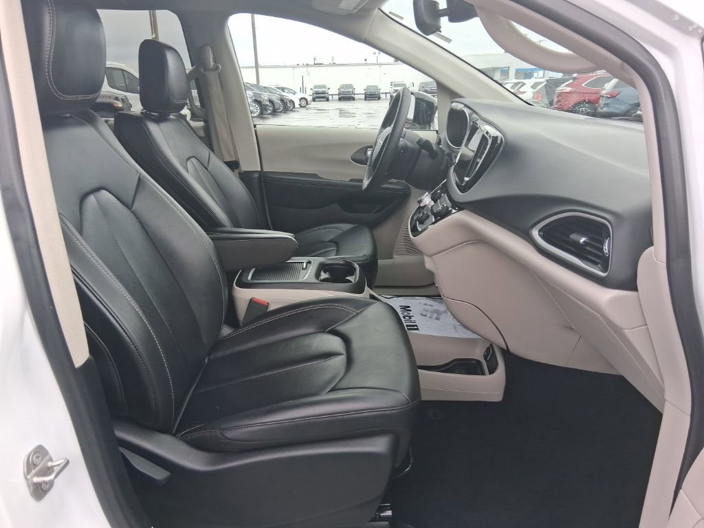 Used 2024 Chrysler Pacifica Touring-L image 17