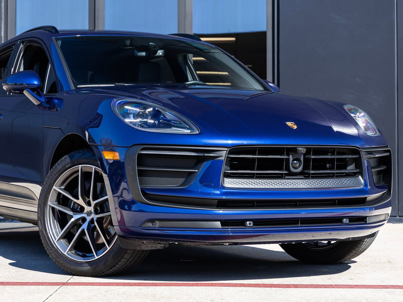 Certified 2025 Porsche Macan image 9