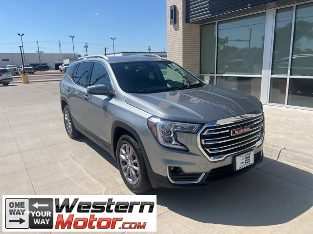 Used 2023 GMC Terrain SLT image 2