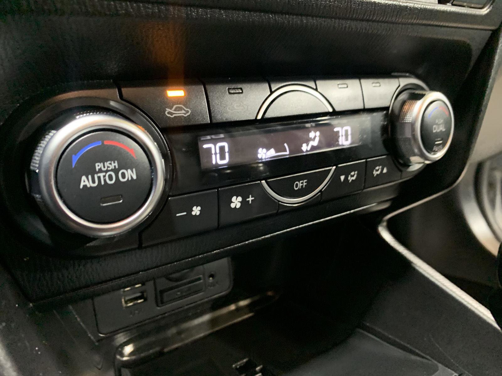 Used 2018 MAZDA MAZDA3 Touring image 19