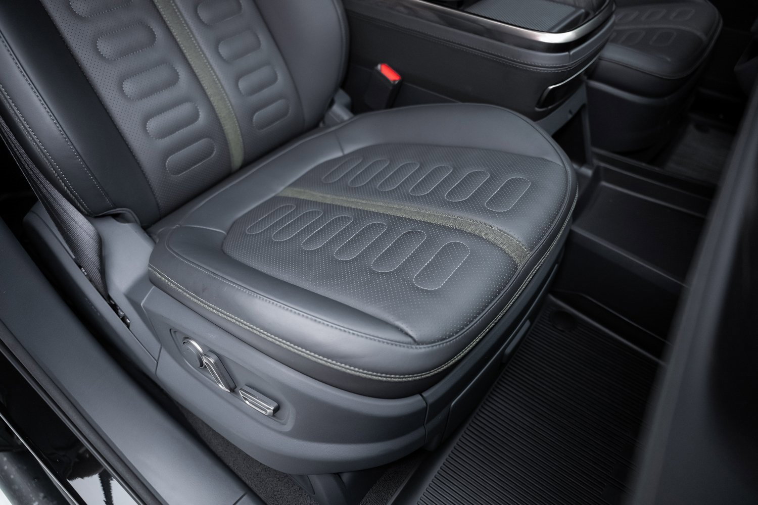 Used 2022 Rivian R1T Adventure image 57