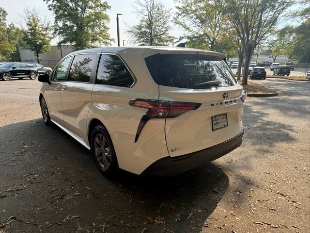 Used 2021 Toyota Sienna LE image 5