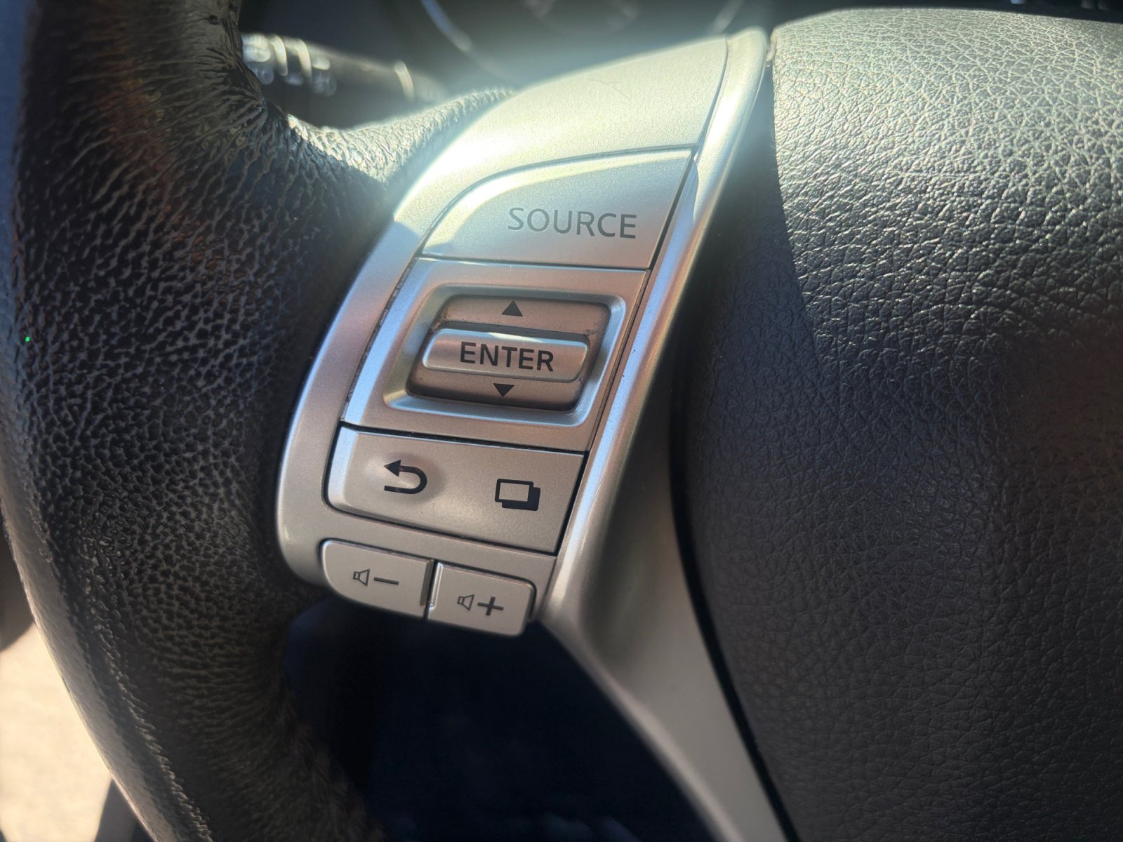 Used 2015 Nissan Rogue SL w/ SL Premium Package AWD/4WD image 10