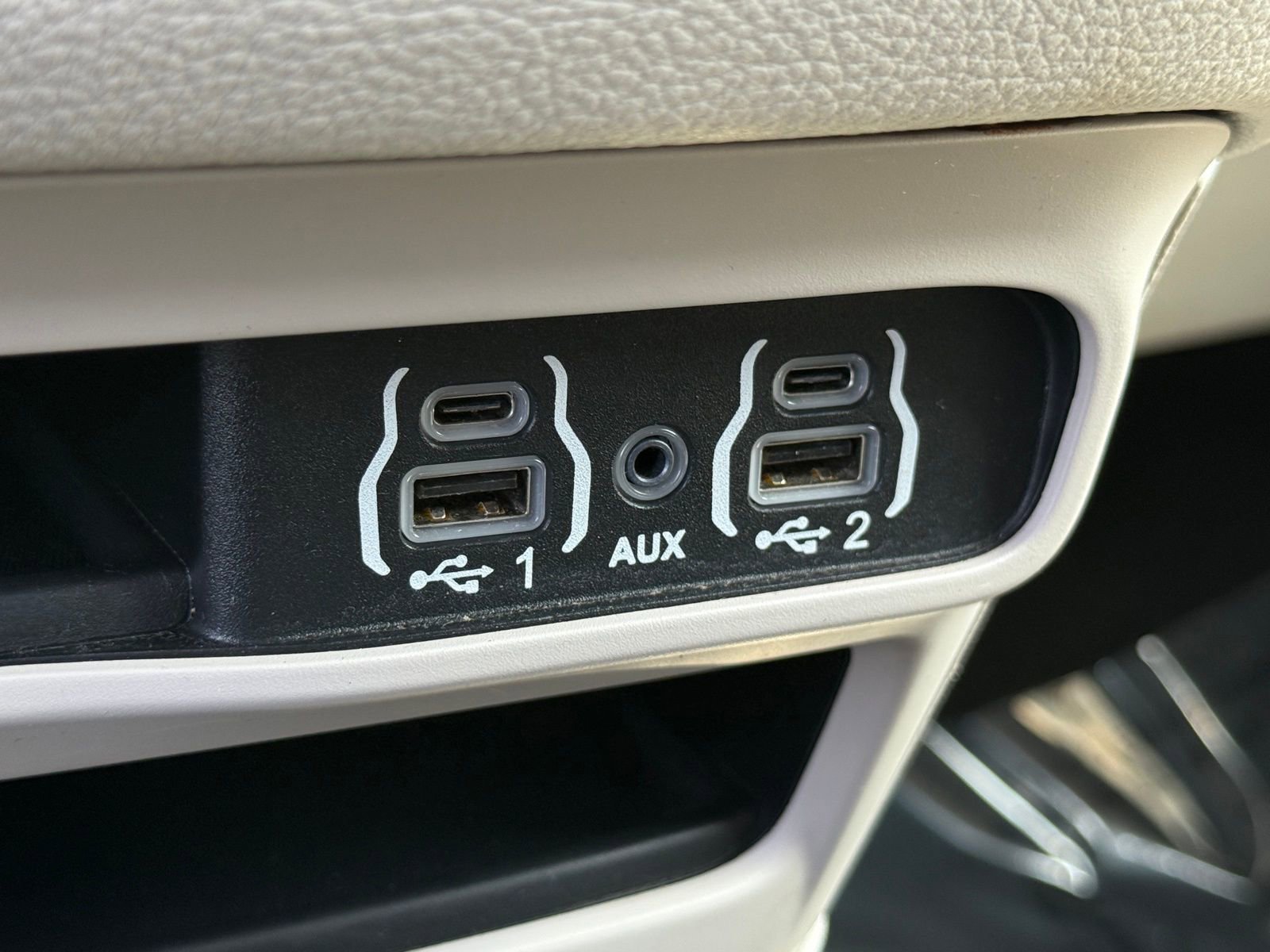 Used 2023 Chrysler Pacifica Touring-L FWD image 39