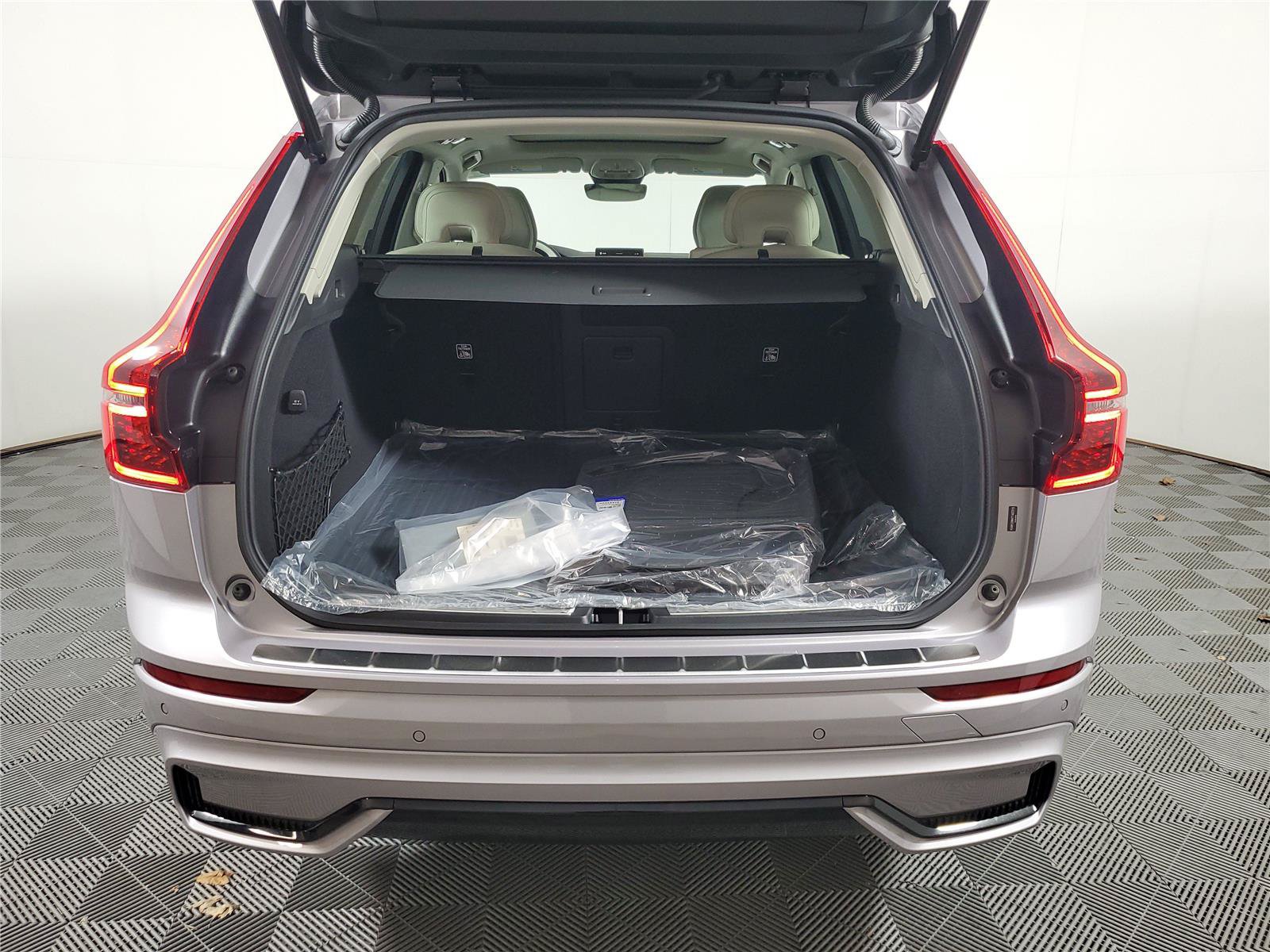 New 2026 Volvo XC60 B5 Ultra w/ Protection Package Premier AWD/4WD image 9