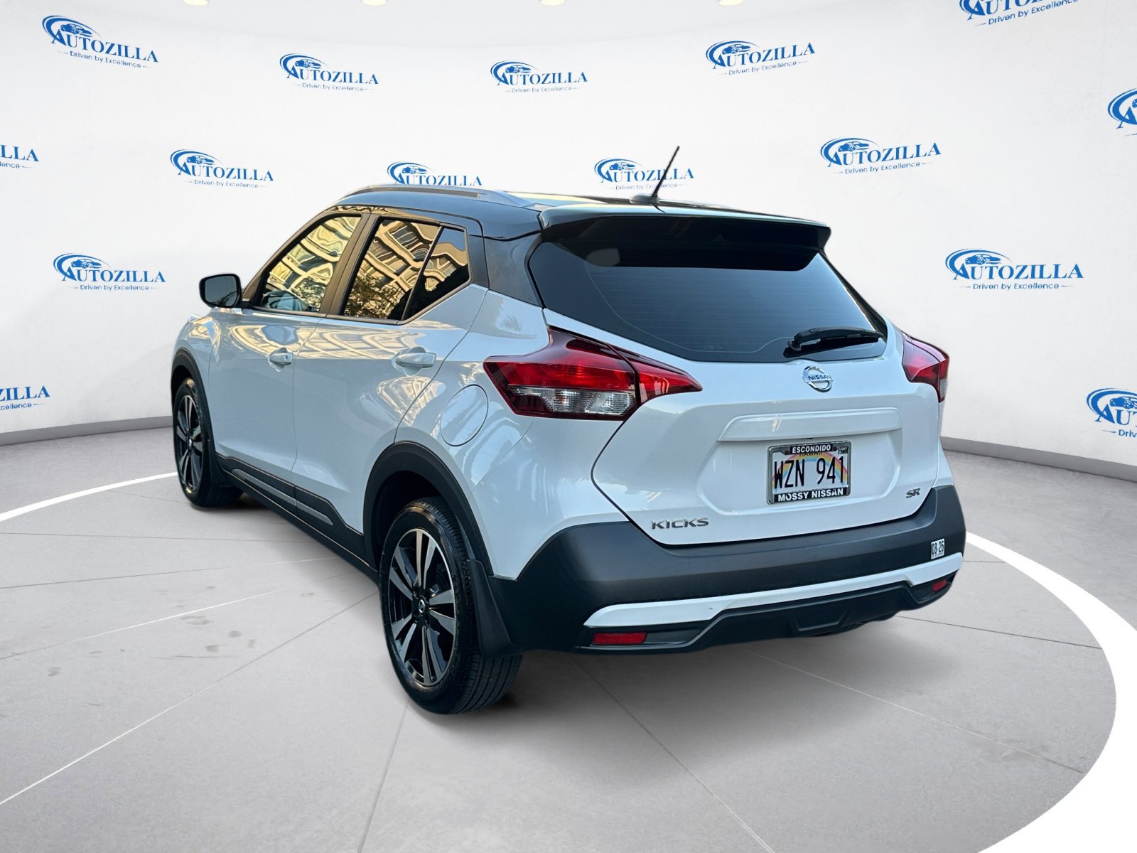 Used 2019 Nissan Kicks SR image 3