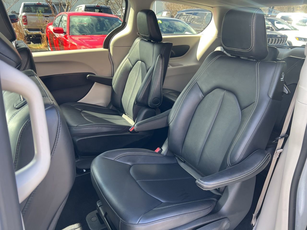 Used 2024 Chrysler Pacifica Select image 17