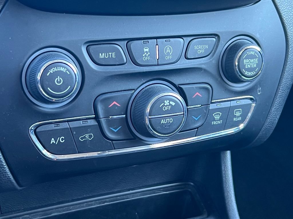 Used 2019 Jeep Cherokee Trailhawk image 28