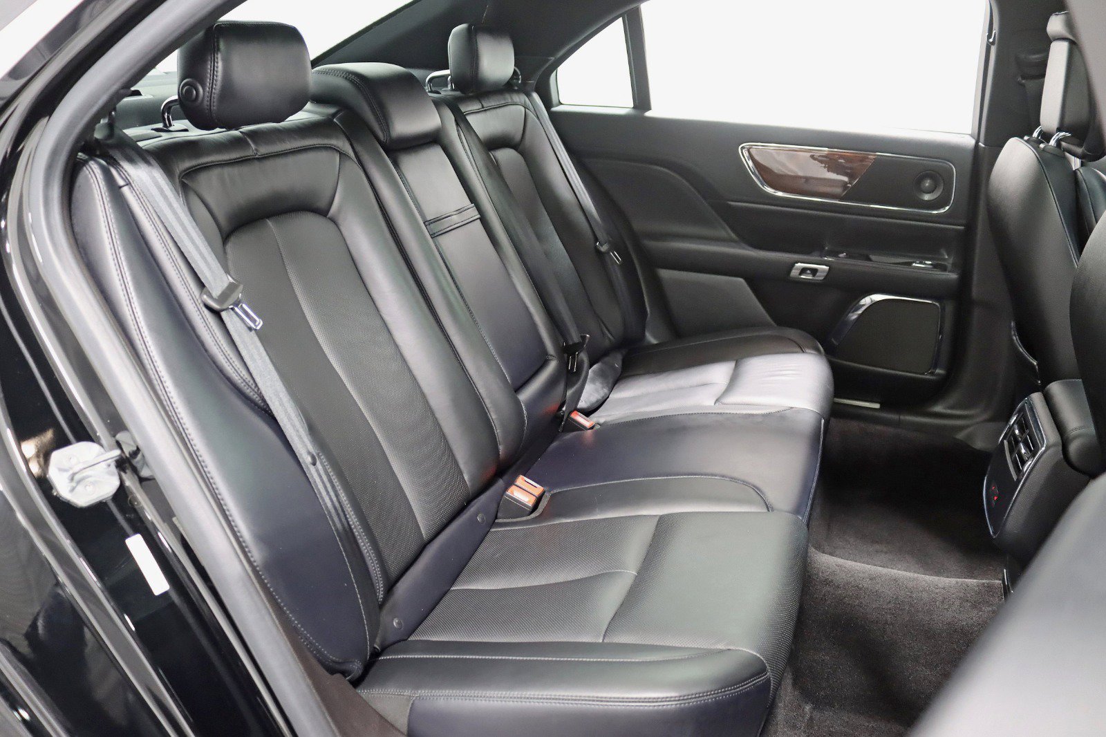 Used 2017 Lincoln Continental Select w/ Climate Package AWD/4WD image 27