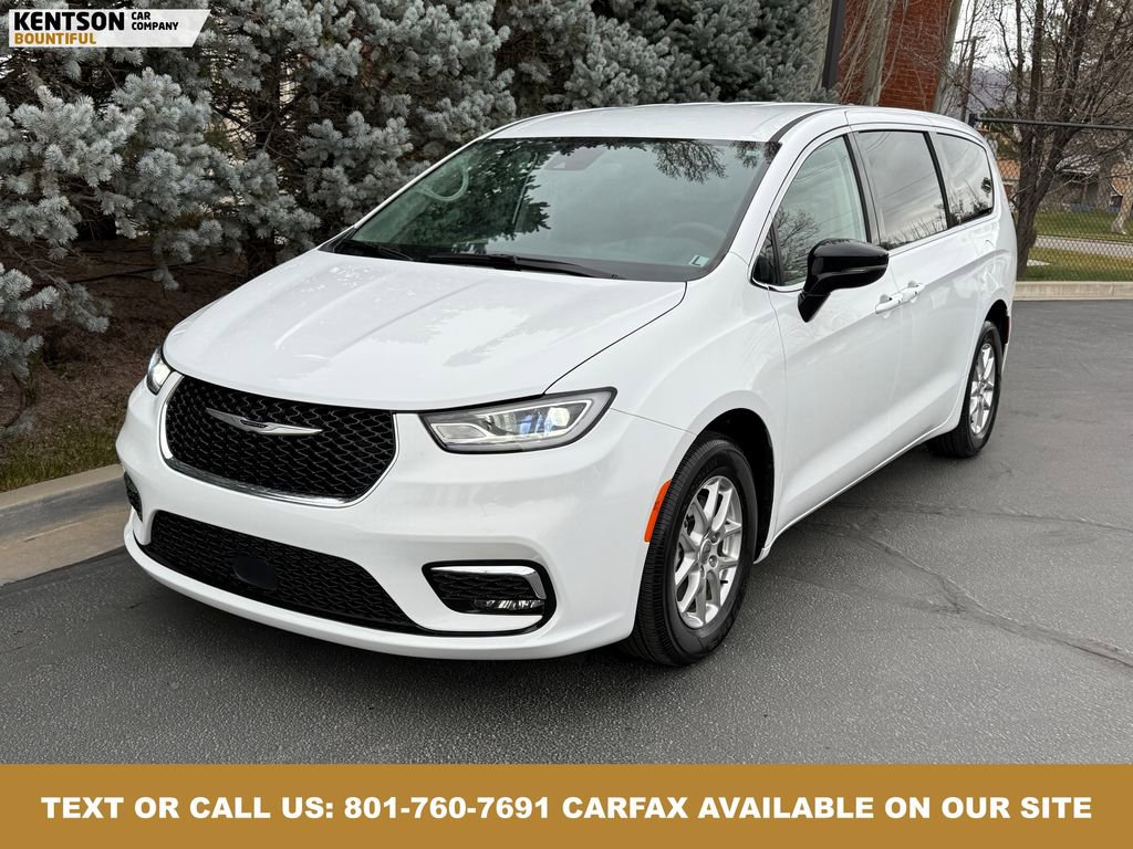 Used 2024 Chrysler Pacifica Touring-L image 3