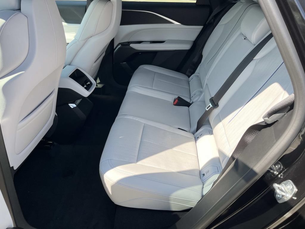 New 2026 Cadillac Lyriq Luxury AWD/4WD image 17