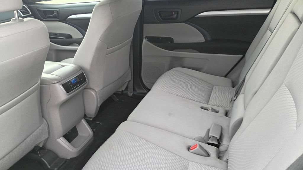 Used 2019 Toyota Highlander LE FWD image 18