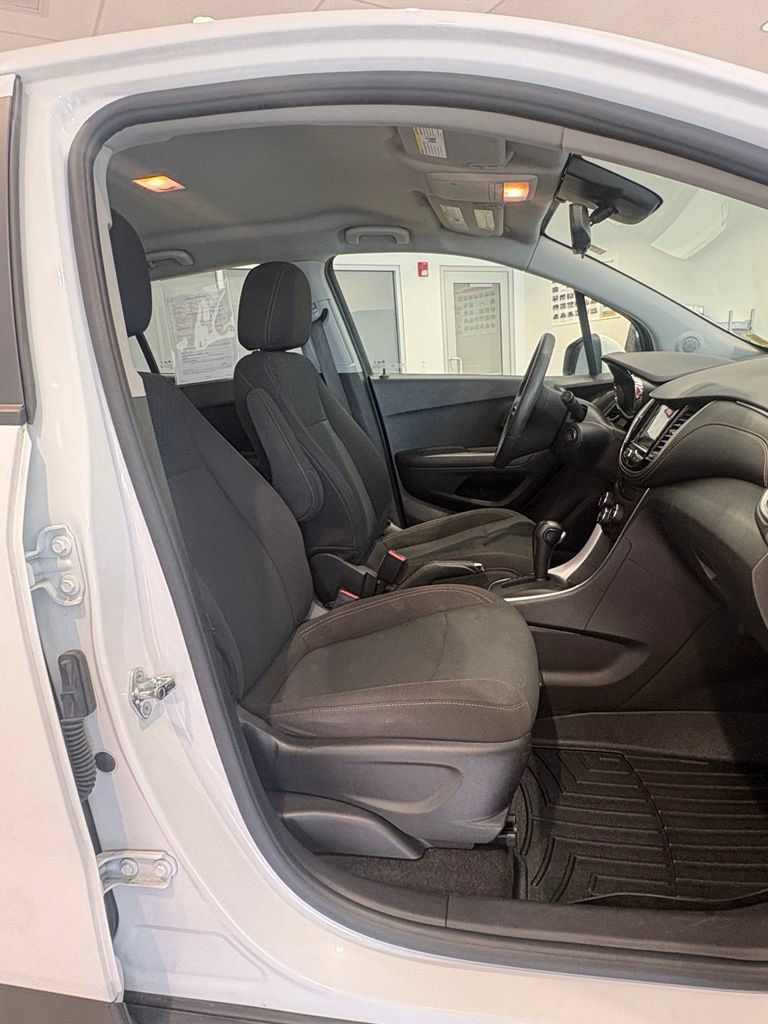 Used 2020 Chevrolet Trax LS AWD/4WD image 13