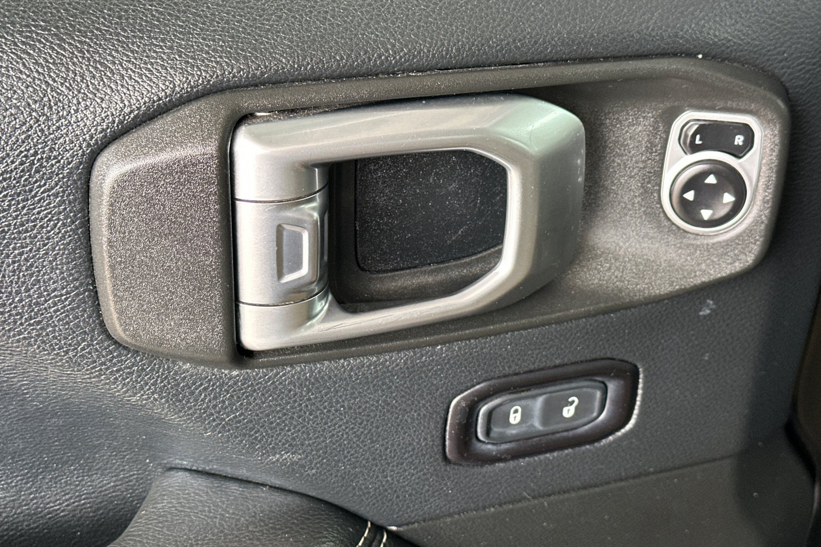 Used 2018 Jeep Wrangler Unlimited Rubicon AWD/4WD image 12