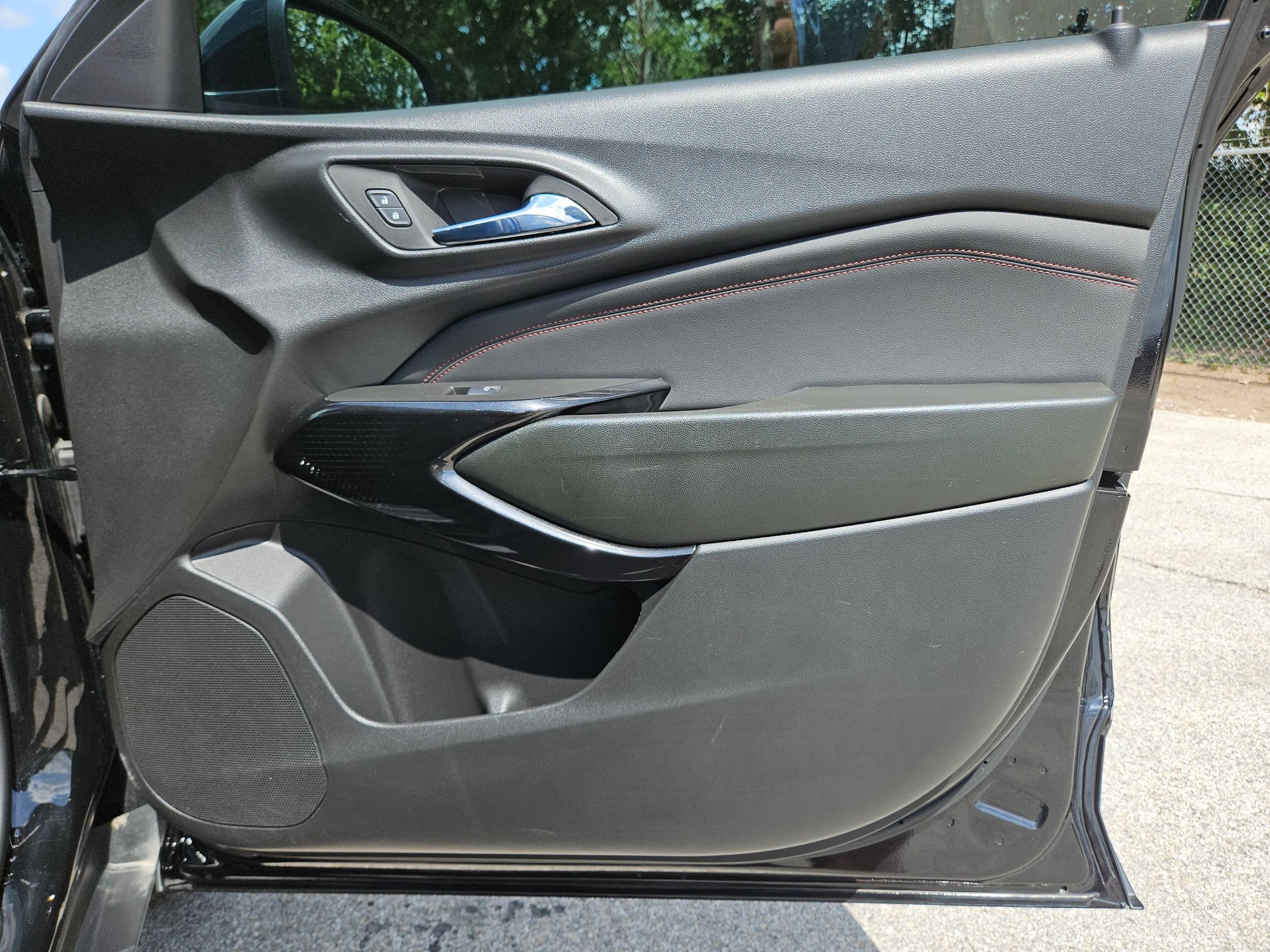 Used 2024 Chevrolet Trax RS w/ Sunroof Package FWD image 29