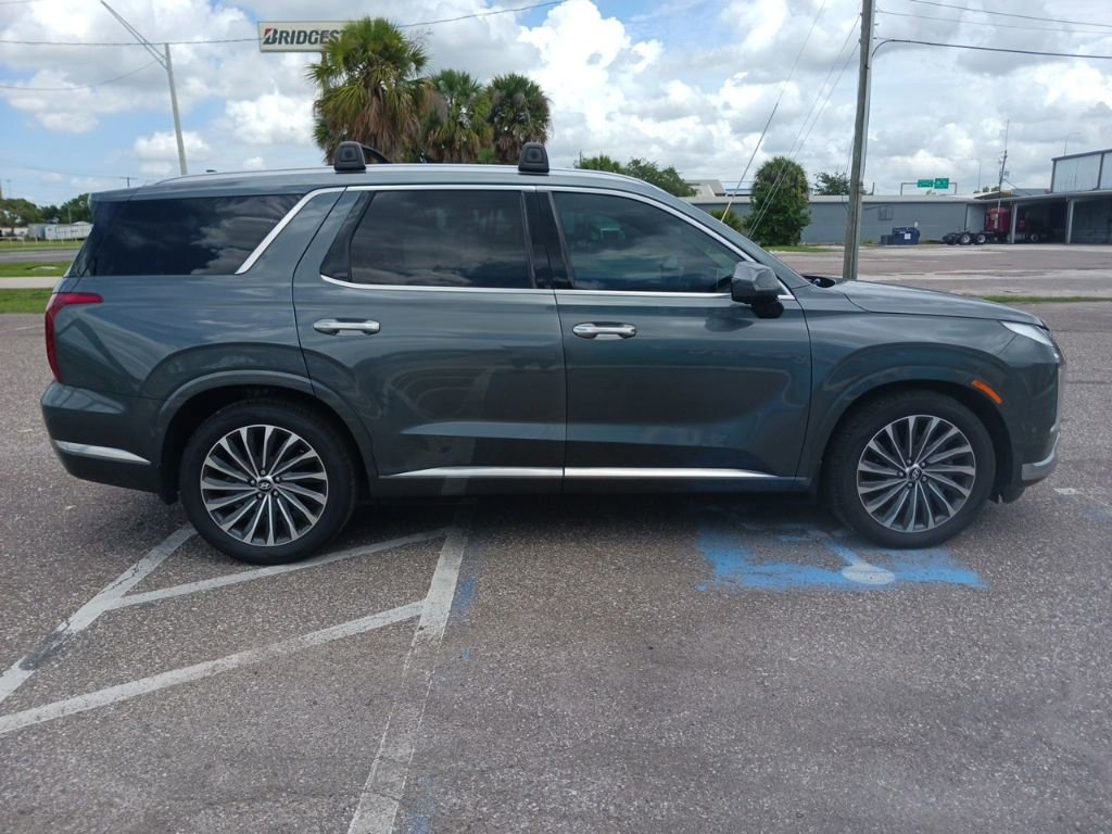Used 2023 Hyundai Palisade Calligraphy FWD image 2