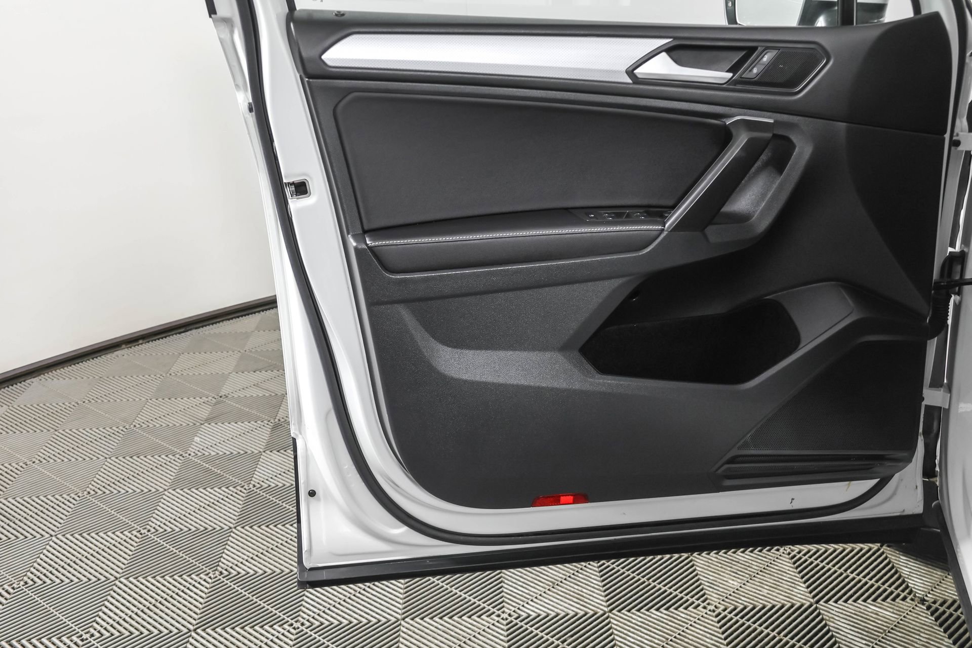 Used 2024 Volkswagen Tiguan S image 32