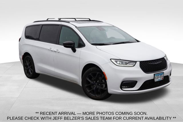 Used 2023 Chrysler Pacifica Limited w/ Uconnect Theater Family Group AWD/4WD image 1