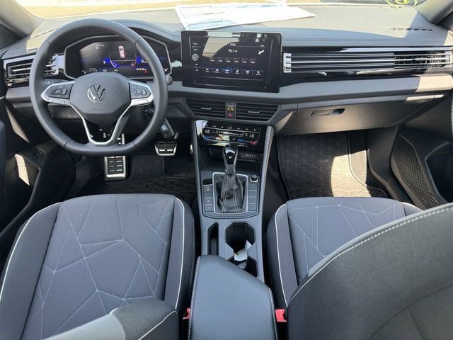 Used 2025 Volkswagen Jetta Sport image 11