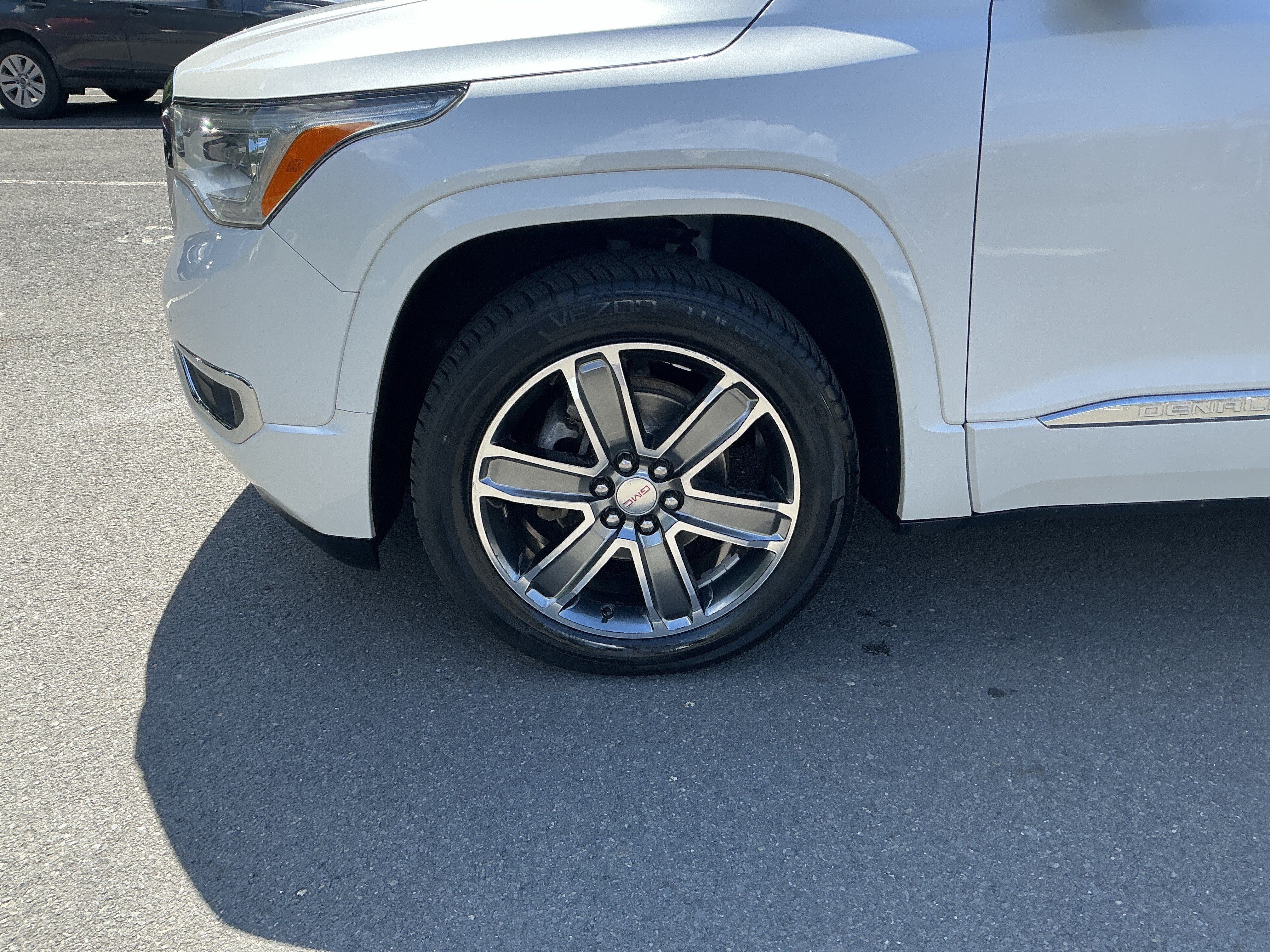 Used 2019 GMC Acadia Denali w/ Technology Package AWD/4WD image 9
