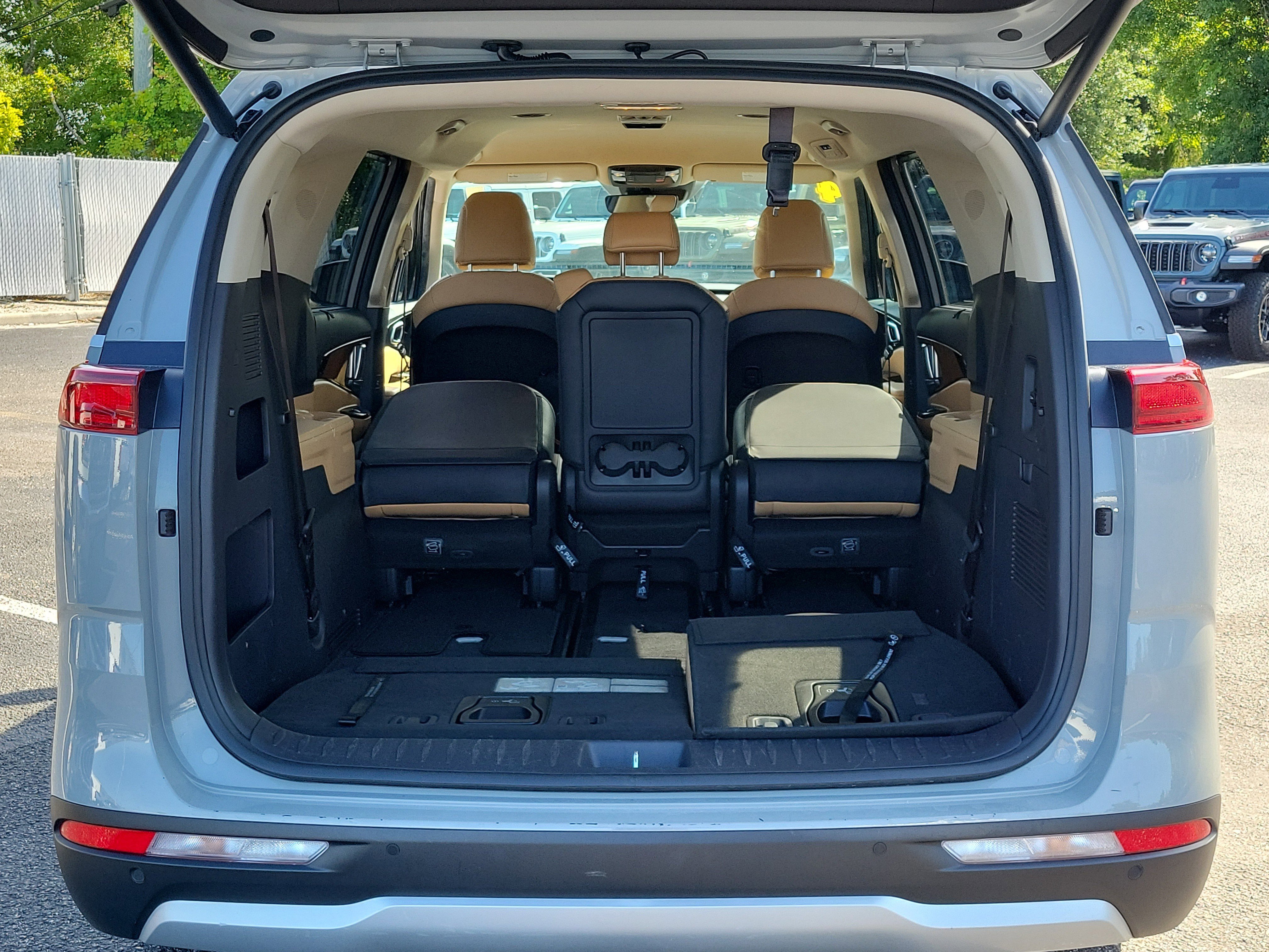 Used 2024 Kia Carnival EX FWD image 11