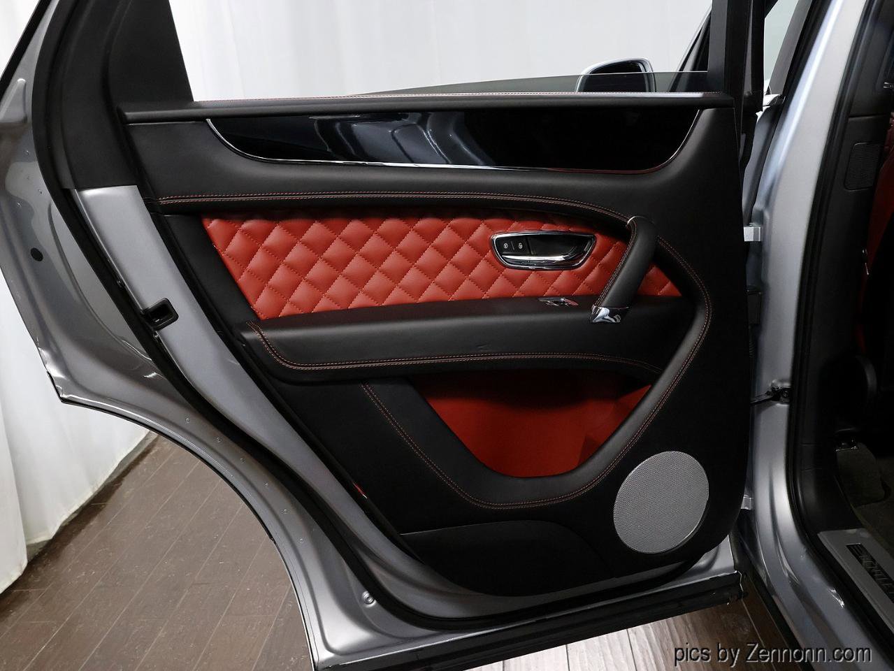 Used 2017 Bentley Bentayga image 35