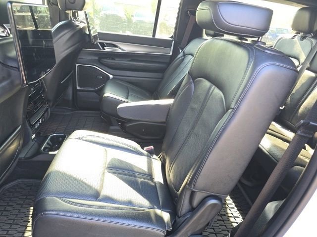 Used 2024 Jeep Wagoneer Series II w/ Convenience Group I AWD/4WD image 13