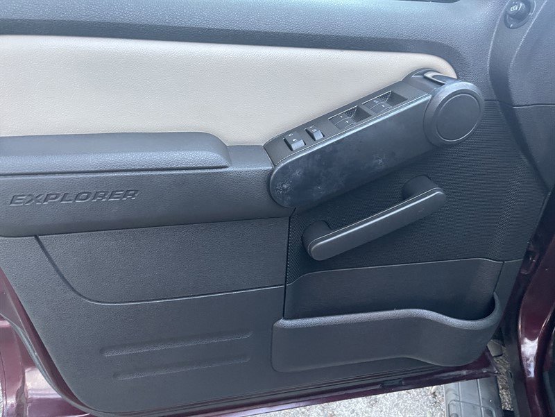 Used 2007 Ford Explorer Sport Trac Limited image 9