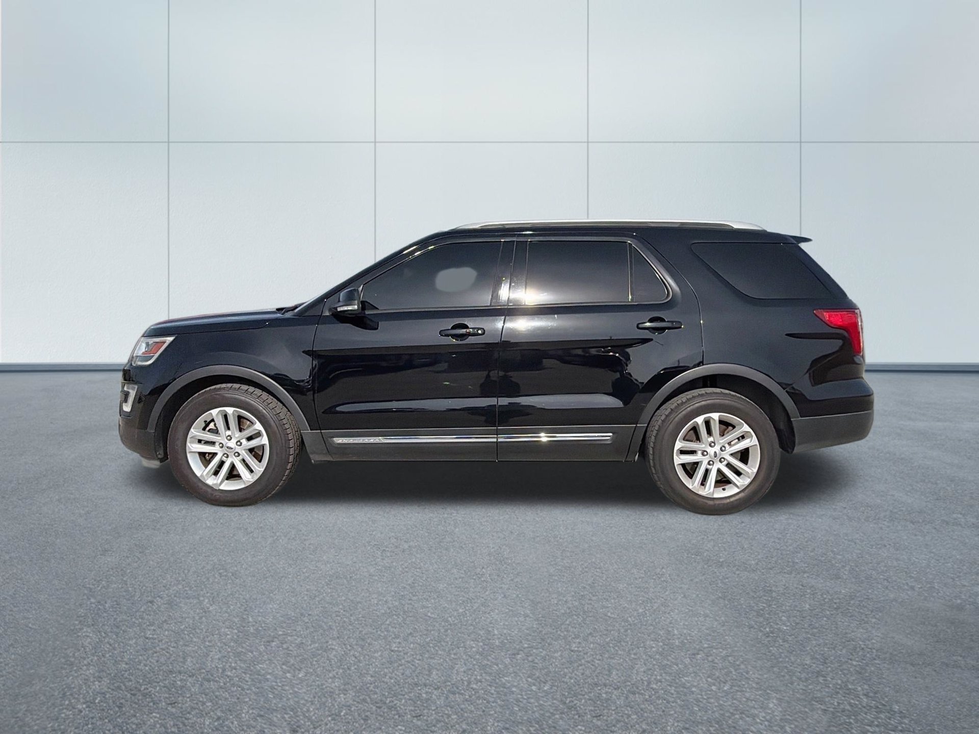 Used 2017 Ford Explorer XLT w/ Equipment Group 202A FWD image 10