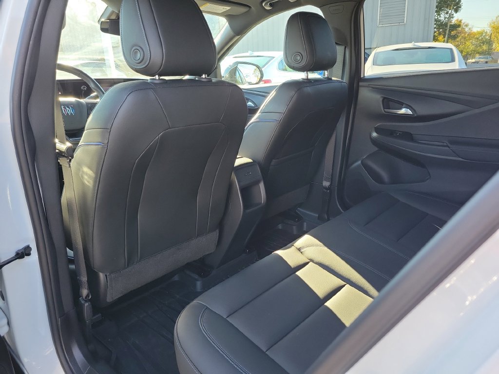 Used 2025 Buick Envista Sport Touring w/ Experience Buick Package FWD image 19
